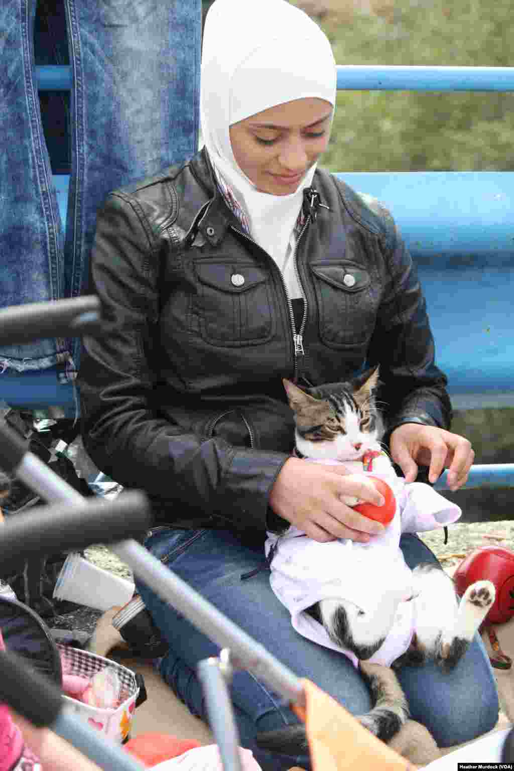 دنیا بھر سے آئے حجاجِ کرام مکہ میں خانۂ کعبہ کا طواف کر رہے ہیں