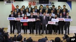A group of lawmakers of the ruling Saenuri Party attends a press conference to announce to leave the party at the National Assembly in Seoul, South Korea, Dec. 27, 2016.