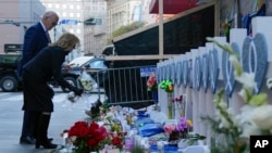 جوبایدن، رییس جمهور و جیل بایدن، بانوی نخست ایالات متحده در محل حمله مرگبار نیواورلینس گل گذاشتند