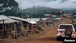 La brume enveloppe les montagnes de Simandou à Beyla, Guinée, 4 juin 2014.