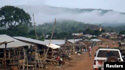 La brume enveloppe les montagnes de Simandou à Beyla, Guinée, 4 juin 2014.