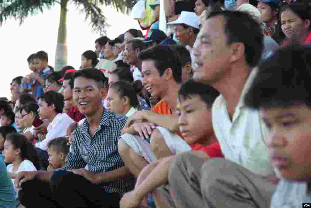 People participating in the first day of the Water Festival in Phnom Penh, Cambodia, November 5, 2014. (Nov Povleakhena/VOA Khmer) 