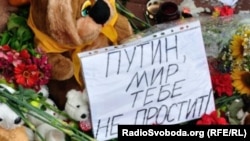 Warga setempat peringati setahun jatuhnya pesawat Malaysia MH17 di Ukraina, dengan meletakkan pesawat terbang kertas, mainan dan bunga di depan Kedutaan Belanda di Kyiv, Ukraina (Foto: dok).