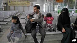 Keluarga Yaman tengah menunggu keberangkatan pesawat PBB di bandara inetrnasional Sanaa, Yaman, 3 Februari 2020. (Foto: dok)