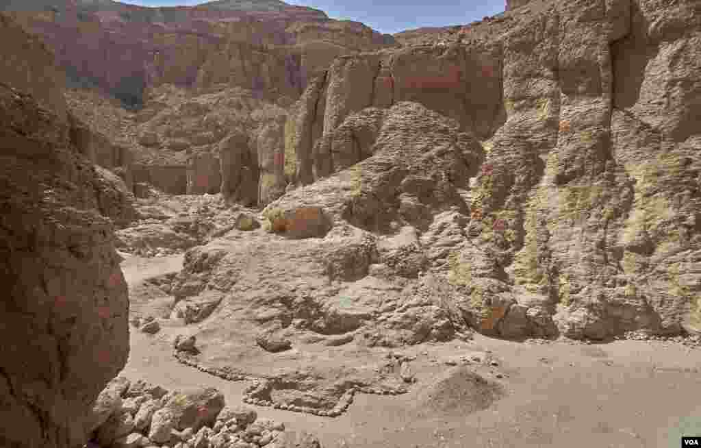 Dr. Hawass thinks this valley could contain more tombs from the Amarna family of Pharaoh Tutankhamun. (H. Elrasam/VOA)