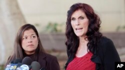 Cindy Lee Garcia (kanan), salah satu artis yang ikut berperan dalam film "Innocence of Muslims" didampingi pengacaranya, M. Cris Armenta saat menghadiri konferensi pers sebelum dimulainya sidang di pengadilan Los Angeles (Foto: dok).