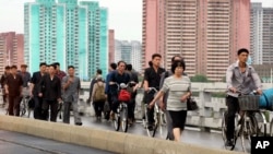 지난해 6월 출근길 평양 시민들이 다리 위를 분주하게 오가고 있다. 