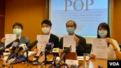 香港民意研究所8月21日召开记者会，公布首个有关现届全体立法会议员应否继续留任的民意调查，结果显示支持及反对留任的受访者都没有过半，出现意见分歧的局面。 (美国之音/汤惠芸)