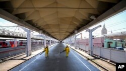 지난 22일 러시아 모스크바기차역을 신종 코로나바이러스 방역 요원이 소독하고 있다. 