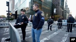 უსაფრთხოების მიზნით, ნიუ-იორკის პოლიციას გადაკეტილი აქვს მოძრაობა სასამართლოს შენობასთან, სადაც ყოფილი პრეზიდენტი დონალდ ტრამპი უნდა გამოცხადდეს. 3 აპრილი, 2023 წ.