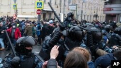 지난 23일 러시아 야권 지도자 알렉세이 나발니의 석방을 촉구하는 시위대가 모스크바에서 경찰과 충돌했다. 