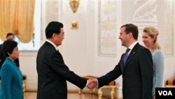Presiden Rusia Dmitry Medvedev (kanan) menyalami Presiden Tiongkok Hu Jintao dalam upacara penyambutan di Kremlin, Moskow (16/6).