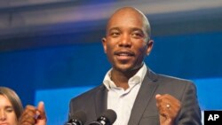 Le chef de l'Alliance démocratique, Mmusi Maimane, le 10 mai 2015 à Port Elizabeth, en Afrique du Sud. (AP Photo/Michael Sheehan)