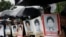Para kerabat dari aktivis yang hilang dan korban pelanggaran HAM yang diduga dilakukan oleh sejumlah anggota KOPASSUS pada 1997-1998, berdemo di luar Kedutaan Besar AS sambil membawa foto para aktivis pada 27 Juli 2010. (Foto: AP/Dita Alangkara) 