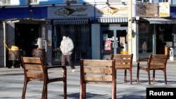 Seorang pria berjalan di zona pejalan kaki yang kosong setelah pemerintah Austria mengumumkan 'lockdown' termasuk penutupan semua toko non-esensial ketika penyebaran COVID-19 berlanjut, di Wina. (Foto: REUTERS/Leonhard Foeger)