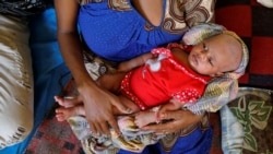 Baqattuu Itiyoophiyaa Saalem Gebredaanos daa’ima ishii erga dhalattee reefu guyyoota 22 wajjin, mooraa baqattootaa yeroo Ganda 8 jedhamu, lammiiwwan Itiyoophiyaa wal-waraansa naannoo Tigraay keessaa dheeffan simatu naannoo daangaa Sudaan fi Itoophiyyaa jiru keessatti.