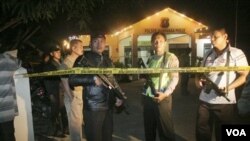 Sejumlah polisi bersenjata sedang berjaga-jaga di depan Polsek Hamparan Perak, Sumatera Utara, Rabu dini hari. Penyerangan berlangsung beberapa jam sebelumnya oleh sekitar 12 orang di atas enam sepeda motor.