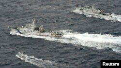Kapal-kapal China berada di sekitar pulau-pulau Senkaku yang dikuasai Jepang, namun juga diklaim oleh China (foto: dok).