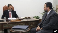 Presiden Mesir Muhamed Morsi (kiri) berbincang dengan PM baru Mesir, Hesham Kandil di Istana Kepresidenan Mesir di Kairo (Foto: dok). Presiden Morsi melantik kabinet baru Mesir hari ini (2/8). 