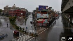 Few vehicles drive through empty roads due to the travel restrictions aimed at containing the coronavirus in Rawalpindi, Pakistan, March 24, 2020. 