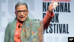 រូបឯកសារ៖ អ្នកស្រី Ruth Bader Ginsburg ចៅក្រម​តុលាការ​កំពូល​សហរដ្ឋអាមេរិក​លើក​ដៃ​ទៅ​កាន់​ទស្សនិកជន បន្ទាប់​ពី​ថ្លែង​សុន្ទរកថា​នៅ​បណ្ណាល័យ​សភា ក្នុង​រដ្ឋធានី​វ៉ាស៊ីនតោន ថ្ងៃទី ៣១ ខែសីហា ឆ្នាំ២០១៩។