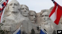 Presiden Donald Trump, Jumat (3/7) bertolak ke to Mount Rushmore, di Keystone, South Dakota, untuk memimpin perayaan Hari Kemerdekaan AS. (Foto: ilustrasi). 