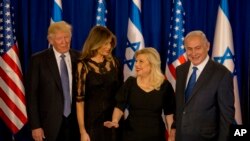 ប្រធានាធិបតី​​ ដូណាល់ ត្រាំ និង​ភរិយា​អ្នកស្រី​ Melania និង​នាយករដ្ឋមន្រ្តី​អ៊ីស្រាអែល Benjamin Netanyah និង​ភរិយាអ្នកស្រី Sara បន្ទាប់ពី​កិច្ចប្រជុំ​ក្នុង​ទីក្រុង Jerusalem កាល​ពី​ថ្ងៃទី​២២ ឧសភា ២០១៧។