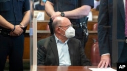 Chief Financial Officer Trump Organization Allen Weisselberg hadir di persidangan di New York, 1 Juli 2021. Weisselberg was arraigned a day after a grand jury returned an indictment charging him and Trump’s company with tax crimes. 