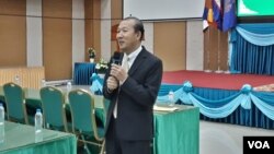 លោក​សៀង​ ថៃ​ អ្នក​នាំពាក្យ​ក្រសួង​ពាណិជ្ជកម្ម​ប្រាប់​ក្រុម​អ្នក​កាសែត​ អំពី​ការ​លុប​ចោល​សន្និសីទព័ត៌មាន​មួយនៅ​ក្រសួងពាណិជ្ជកម្ម​​ ស្តីពី​ការ​យក​ពន្ធ​គយ​​របស់​សហភាព​អឺរ៉ុប​ពី​អង្ករកម្ពុជា កាលពីថ្ងៃ​ទី​១៧​ ខែមករា​ ឆ្នាំ​២០១៩​ ។​ (ហ៊ុល រស្មី/VOA)