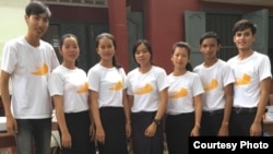 លោក គឹម វណ្ណថេន (ឆ្វេង) ប្រធាន​គ្រប់គ្រង​​បញ្ជី​ទិន្នន័យនៃ​អង្គការ Caring for Cambodia និង​ក្រុមសិស្ស​ថ្នាក់​ទី​១១​ក្នុង​ខេត្ត​សៀមរាប​ដែល​ផលិត​មនុស្ស​យន្ត។ (រូបថត៖ ផ្តល់​ដោយ គឹម វណ្ណថេន)