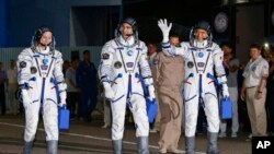 美国国家航空航天局的宇航员凯瑟琳·鲁宾、俄罗斯宇航员阿纳托利·伊万尼申和日本宇航员大西卓哉准备在哈萨克斯坦拜科努尔的俄罗斯航天发射场升空。（2016年7月7日）