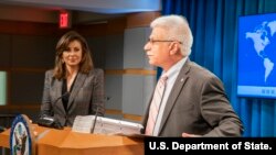 로버트 데스트로 국무부 민주주의·인권·노동 담당 차관보가 11일 워싱턴 국무부 청사에서 열린 연례 인권보고서 기자회견에서 발언하고 있다. 사진 제공: U.S. Department of State.