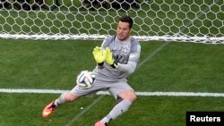 Kiper Brazil Julio Cesar menangkap bola dari tendangan penalti pemain Chile, Mauricio Pinilla, dalam pertandingan Sabtu (28/6) di Belo Horizonte. (Reuters/Francois Xavier Marit)