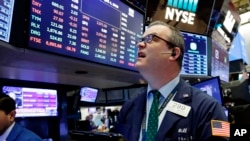 William Lawrence, trader à Wall Street, est déçu de voir que la bourse de New York a ouvert à la baisse le 4 avril 2018, en raison du bras de fer commercial entre les Etats-Unis et la Chine. 