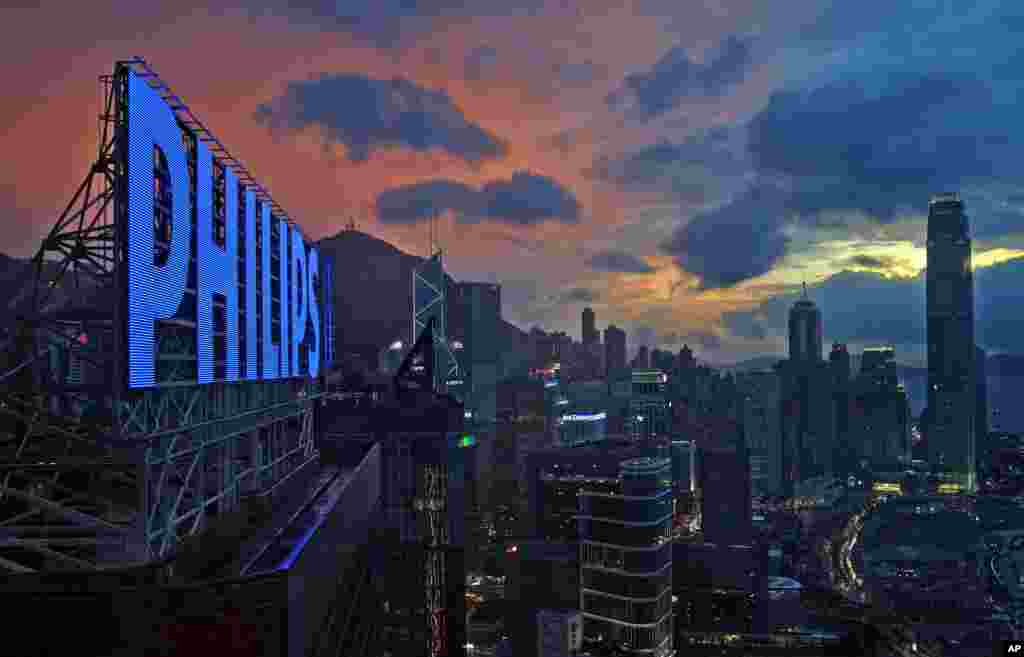 Awan gelap menutupi langit di atas kawasan bisnis di Hong Kong menjelang datangnya Badai Tropis Jebi yang sedang mendekati Hong Kong.