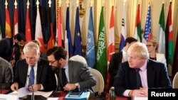 ARSIP - Menteri Luar Negeri Inggris Boris Johnson (kanan) dan Menlu Perancis Jean-Marc Ayrault (kiri) menghadiri pertemuan menteri-menteri dan membahas masa depan Mosul, setelah bebas dari ISIS, di Paris, Perancis, 20 Oktober 2016.