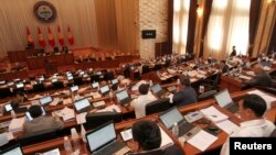 Qirg'iziston parlamentida 120 o'rin bor. 2010-yilda o'tgan saylov natijalariga ko'ra, yetakchi partiyalardan Ata-Jurt partiyasi 29, Sotsial demokratlar 26, Ar-Namis 25, Respublika 23 va Ata-Meken 18 o'ringa ega. 