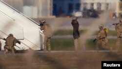 ទិដ្ឋភាព​នៅ​កន្លែង​ដែល​ពួក​ចោរ​បាន​ចុះចាញ់​នៅ​ព្រលាន​យន្តហោះ ប្រទេសម៉ាល់ត៍ កាល​ពី​ថ្ងៃទី​២៣ ខែ​ធ្នូ។