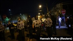 Policajci ispred policijske stanice u Filadelfiji 