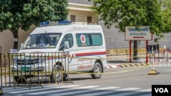 រូបឯកសារ៖ រថយន្ត​សង្គ្រោះបន្ទាន់​​របស់ក្រុមមន្ត្រីសុខាភិបាល​រង់ចាំ​ដឹកអ្នកជំងឺកូវីដ១៩ ​ដើម្បី​ទទួល​ការ​ព្យាបាល​នៅតាម​មណ្ឌលព្យាបាលនានា​ ឬ​ពេល​មាន​ផ្លាស់​ប្តូរទីតាំង​ទីតាំងព្យាបាល​នៅ​កោះ​ពេជ្រ​ ​រាជធានី​ភ្នំពេញ​ នៅ​ថ្ងៃទី​២១​ ខែ​មេសា​ ឆ្នាំ​២០២១។ (ខាន់ សុគុំមនោ/វីអូអេ)