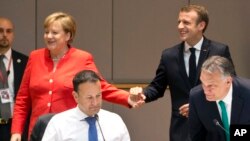 Nemačka kancelarka Merkel i francuski predsednik Emanuel Makron na radnom doručku na samitu EU, 29. juna 2018.