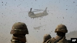 Helikopter AS CH-47 Chinook sedang membawa howitzer M777 dalam latihan militer bersama antara Korea Selatan dan Amerika Serikat di Kompleks Rodriguez Live Fire Complex di Pocheon, Korea Selatan, 19 Maret 2023. (Foto: Ahn Young-joon/AP Photo)