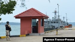 រូប​ឯកសារ៖ ទាហាន​ជើង​ទឹក​កម្ពុជា​ម្នាក់​យាម​ការពារ​ផែ​នៅ​មូលដ្ឋាន​​សមុទ្រ​រាម ក្នុង​ខេត្ត​ព្រះសីហនុ កាល​ពី​ថ្ងៃ​ទី​២៦ ខែ​កក្កដា ឆ្នាំ​២០១៩។