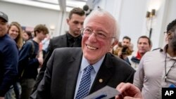 미국 대선 민주당 경선 후보인 버니 샌더스 상원의원이 9일 뉴햄프셔주 해노버에서 열린 선거 집회에 참석한 후 지지자들과 반갑게 인사하고 있다. 