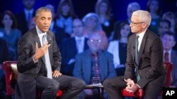 Presiden Barack Obama, kiri, pada pertemuan yang disiarkan langsung oleh CNN yang dipandu oleh Anderson Cooper, kanan, di George Mason University di Fairfax, Virginia, 7 Januari 2016. 