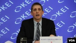 미국 동서연구소의 스콧 브루스 연구원이 28일'북한의 기술과 휴대전화'를 주제로 워싱턴에서 열린 토론회에서 발표하고 있다.