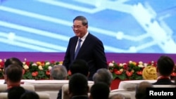 Perdana Menteri China Li Qiang berbicara dalam Pameran Internasional Rantai Pasokan China di Beijing, pada 28 November 2023. (Foto: Reuters/Florence Lo)