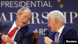 Mantan Presiden George W. Bush (kiri) dan Bill Clinton bergurau dalam acara wisuda program Presidential Leadership Scholars di Dallas, Texas.