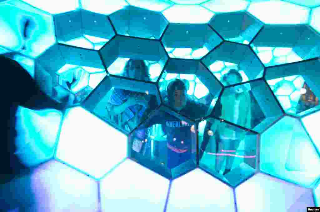 Orang-orang melihat melalui Instalasi cahaya pada malam pembukaan festival cahaya dan musik Vivid Sydney di Australia. &nbsp;