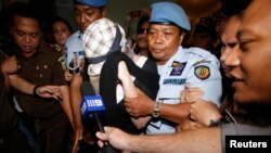 Terpidana penjualan narkoba Schapelle Corby dikawal polisi dari kantor kejaksaan di Denpasar, Bali (10/2), menyusul pembebasannya dari Penjara Kerobokan. (Reuters/Jason Reed)